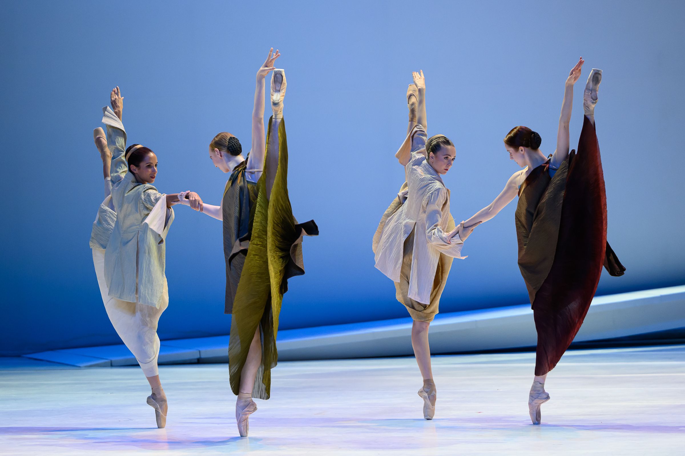 Les Ballets de Monte-Carlo in Jean-Christophe Maillot’s <i>Roméo et Juliette</i> &copy; Alice Blangero
