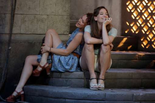 Lenneke Ruiten (Fiordiligi) und Kate Lindsey (Dorabella) in <i>Così fan tutte</i> in Aix-en-Provence © Pascal Victor | ArtComArt
