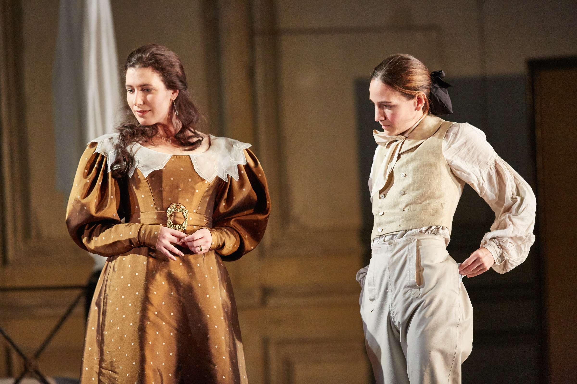 Ellie Dehn (Gräfin) and Kate Lindsey (Cherubino) in <i>Le nozze di Figaro</i>, The Royal Opera © ROH | Mark Douet