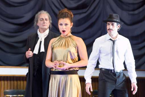 Corinne Winters (Fiordiligi), Johannes Martin Kr&auml;nzle (Don Alfonso) and Alessio Arduini (Guglielmo) &copy; ROH | Stephen Cummiskey