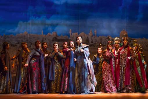 Elaine Alvarez (Hélène) and Chorus © Lorraine Wauters | Opéra Royal de Wallonie-Liège