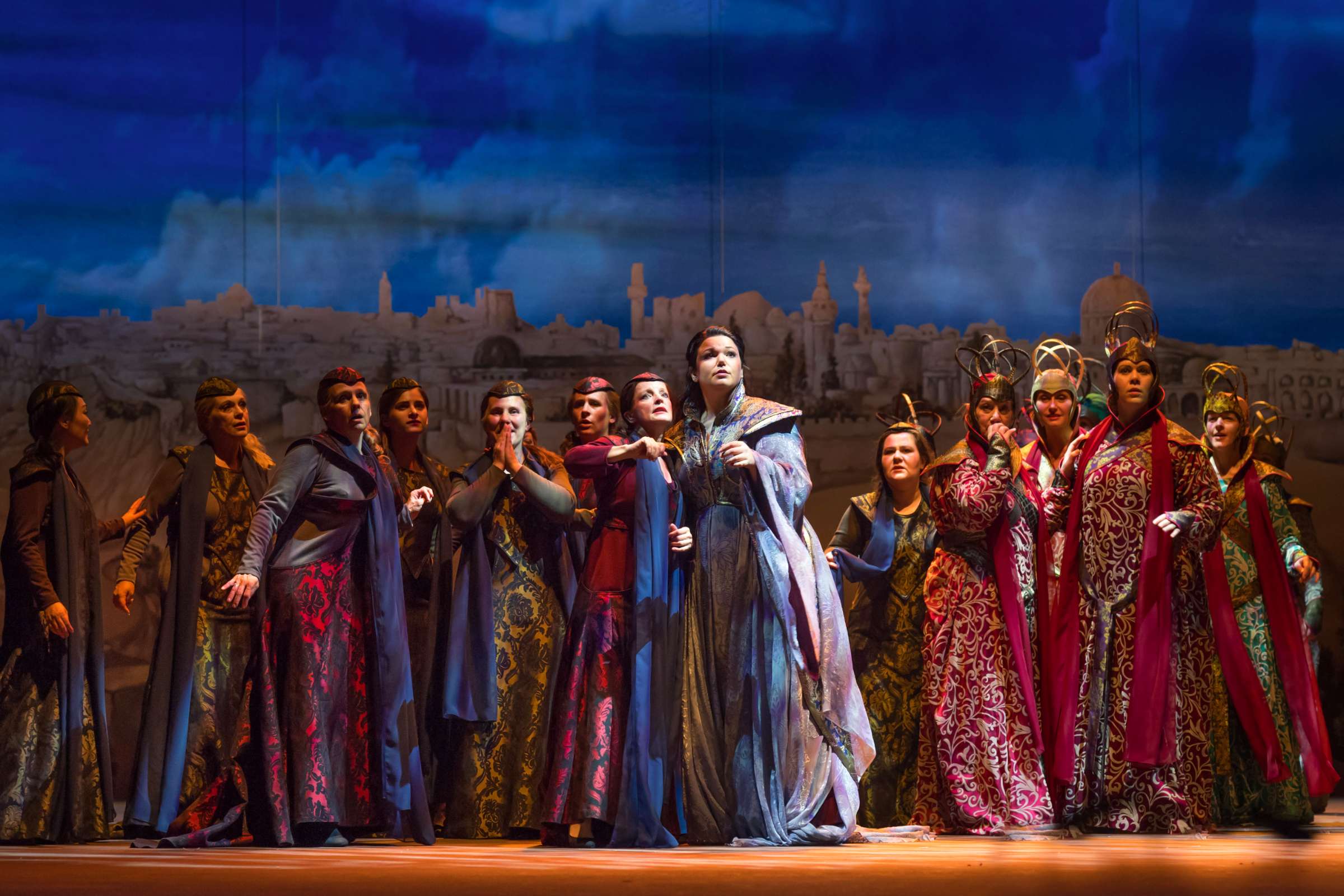Elaine Alvarez (Hélène) and Chorus &copy; Lorraine Wauters | Opéra Royal de Wallonie-Liège