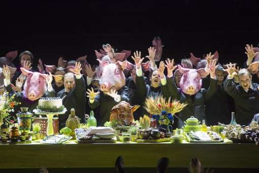 <i>Sorochyntsy Fair</i> ensemble &copy; Monika Rittershaus