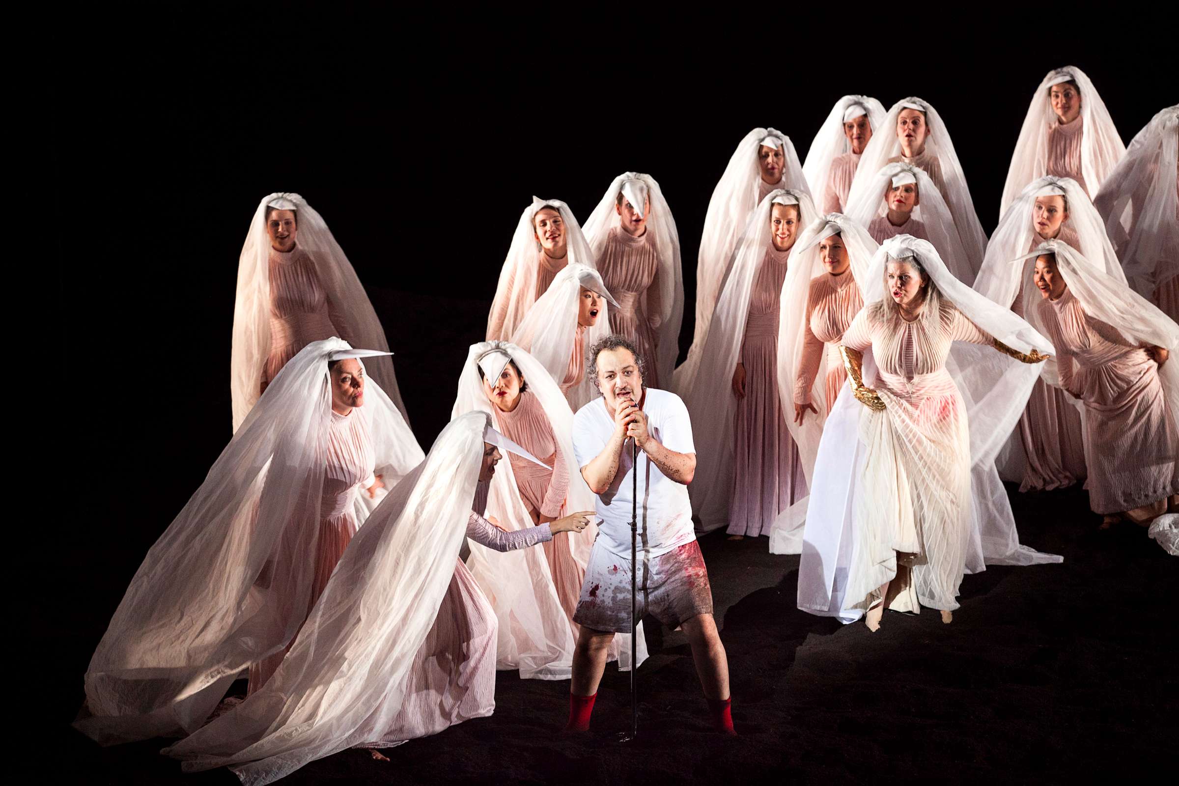 Zurab Zurabishvili (Sadko), Betsy Horne (Volkhova) and Chorus &copy; Annemie Augustijns