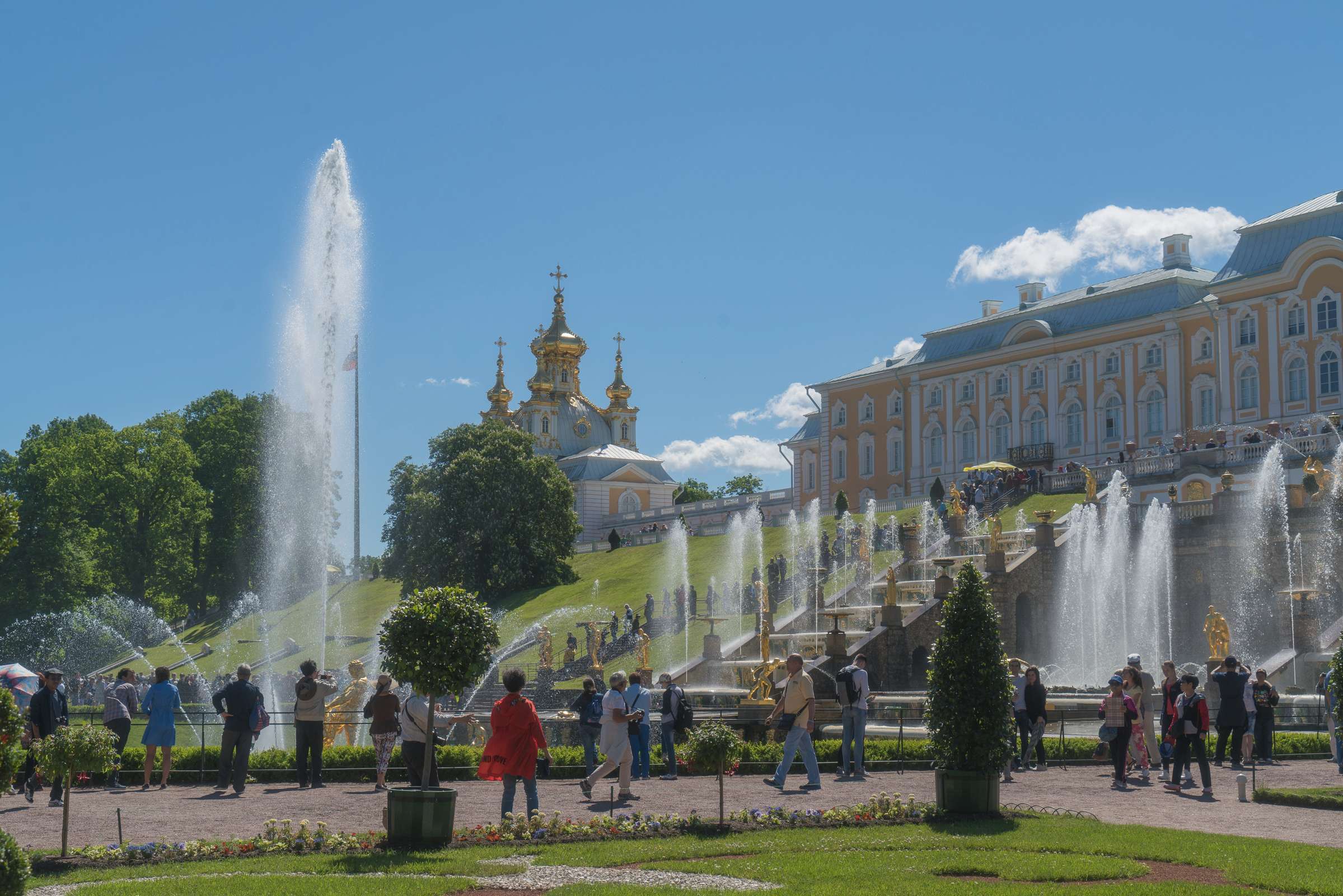 Fountains at Peter the Great's palace Peterhof &copy; David Karlin | Bachtrack Ltd