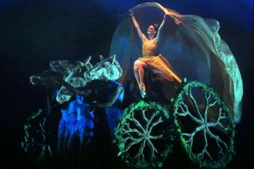 A scene from Christopher Wheeldon's <i>Cinderella</i> for the Dutch National Ballet © Angela Sterling