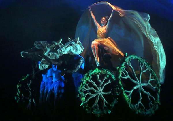 A scene from Christopher Wheeldon's <i>Cinderella</i> for the Dutch National Ballet © Angela Sterling