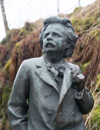 Grieg, Edvard &copy; David Karlin