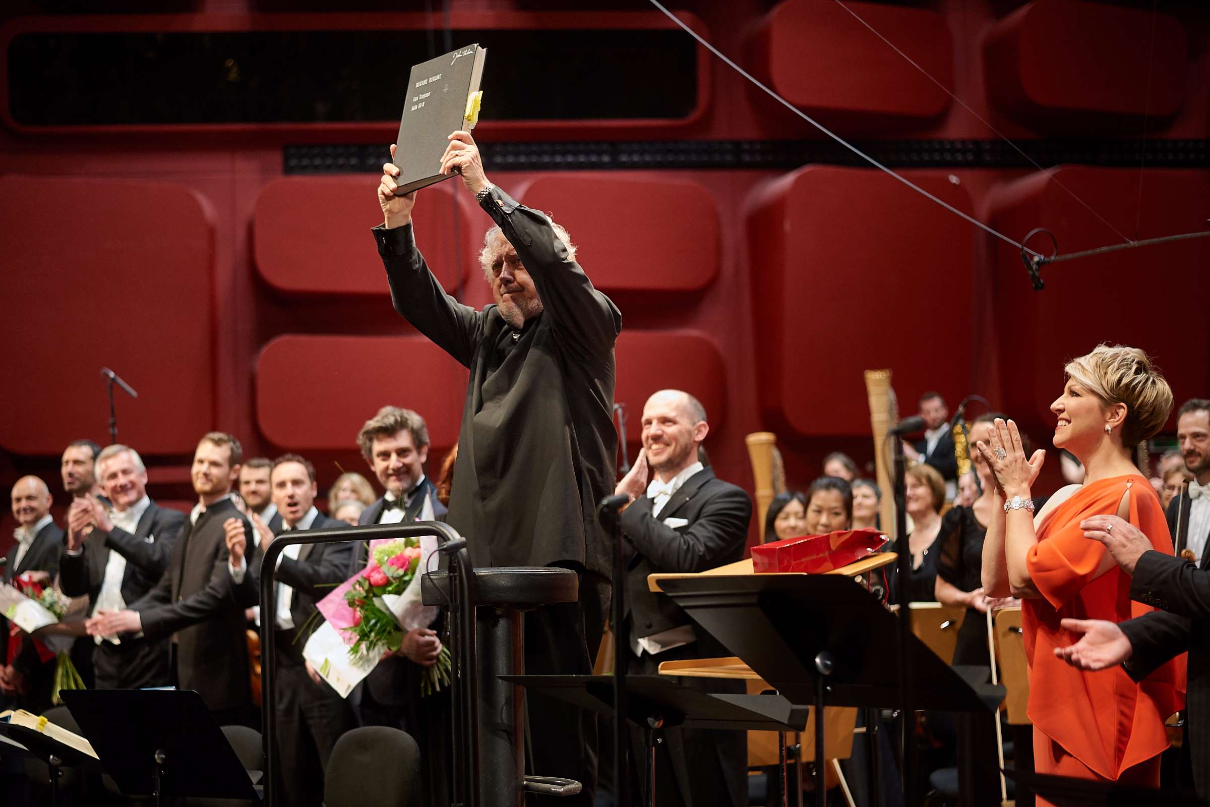 John Nelson holds aloft the score of <i>Les Troyens</i> &copy; Gregory Massat