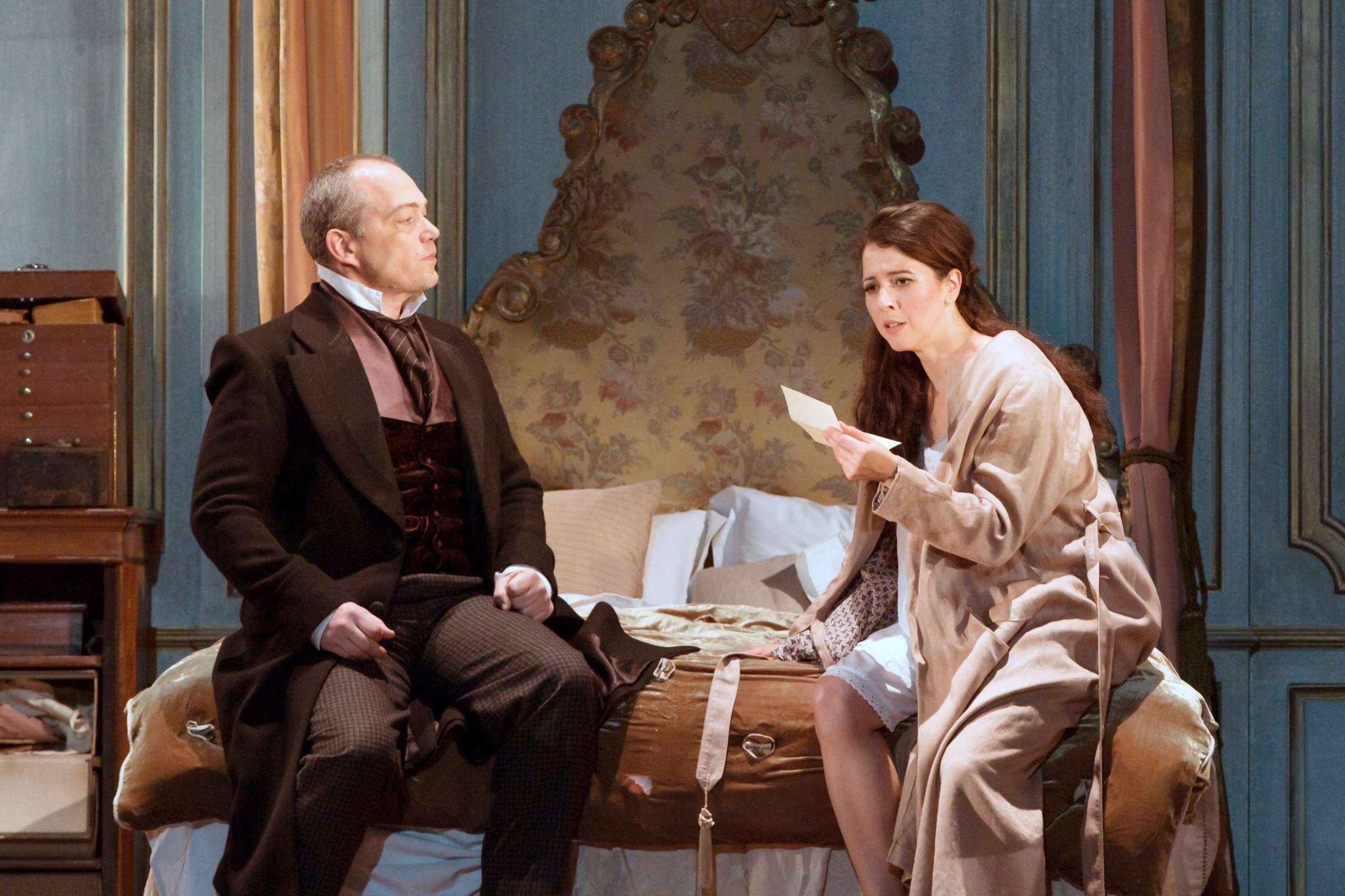 Christopher Maltman (Enrico) y Lisette Oropesa (Lucia) en <i>Lucia di Lammermoor</i> &copy; ROH | Stephen Cummiskey