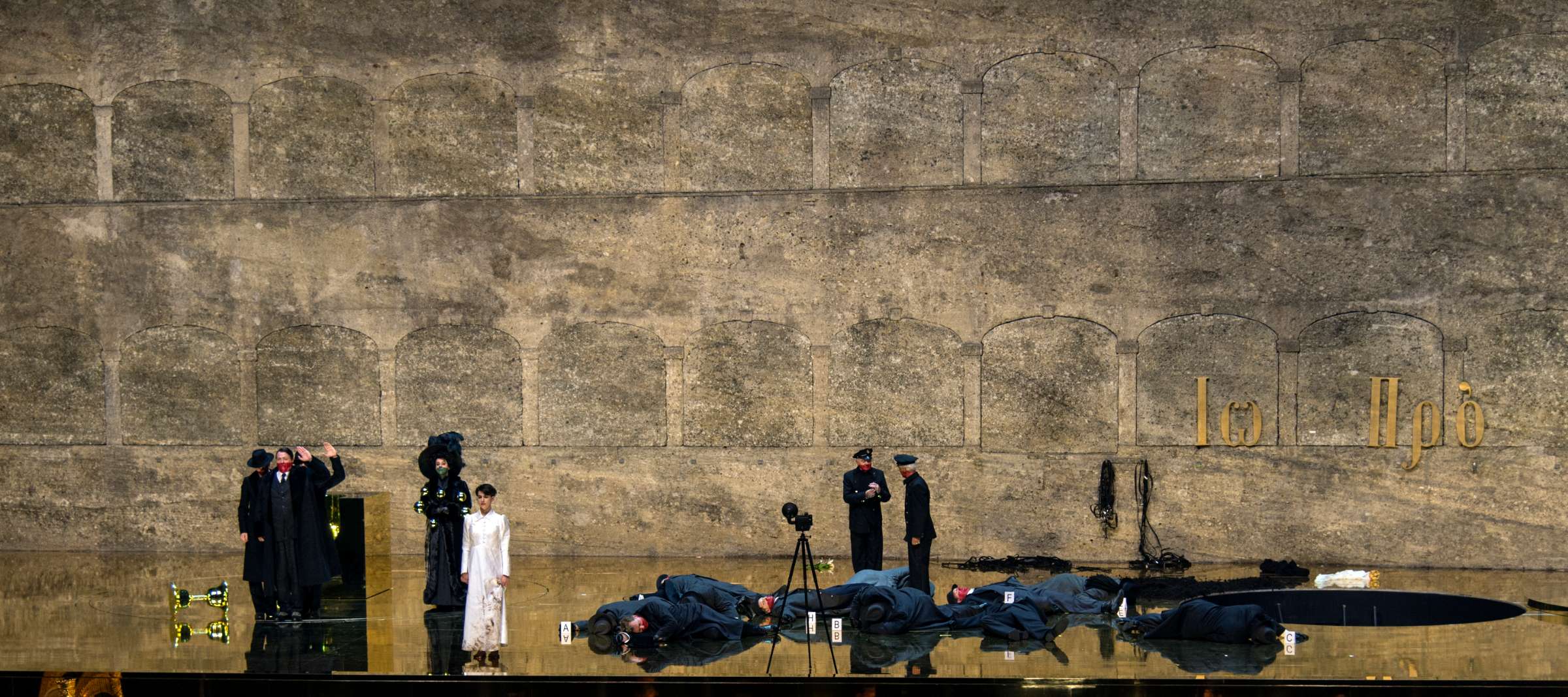 John Daszak (Herod), Anna Maria Chiuri (Herodias), Asmik Grigorian (Salome) und Ensemble &copy; Ruth Walz