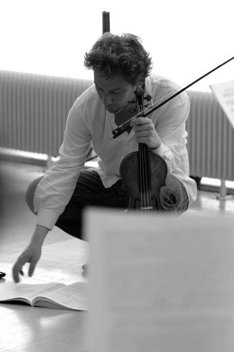 David Grimal in rehearsal &copy; JB Gloriod