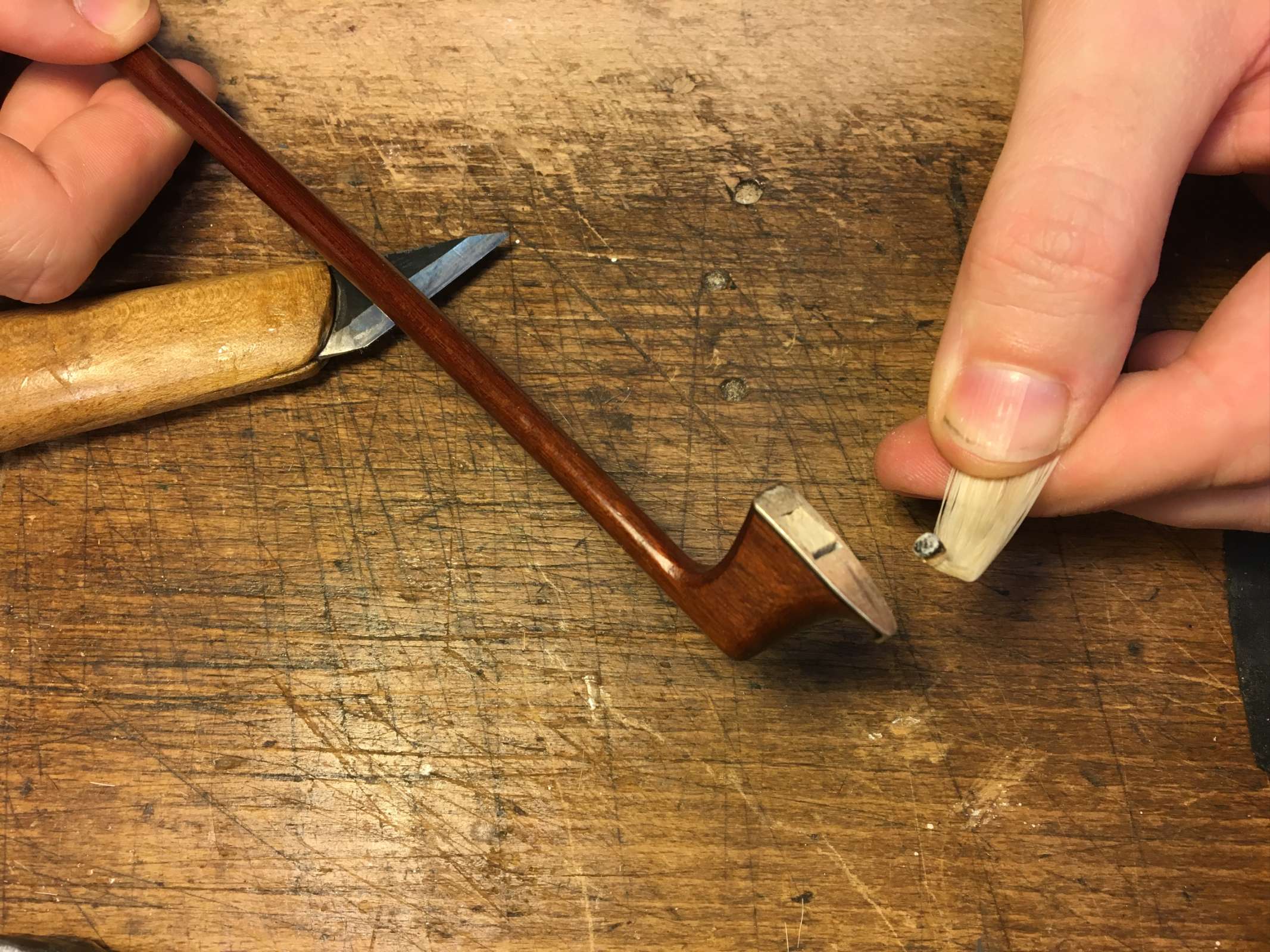 Nicolas Le Canu rehairing a violin bow © Tristan Labouret / Bachtrack