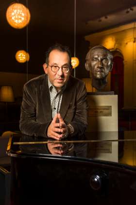 Barrie Kosky with bust of Felsenstein at Komische Oper &copy; Jan Windszus