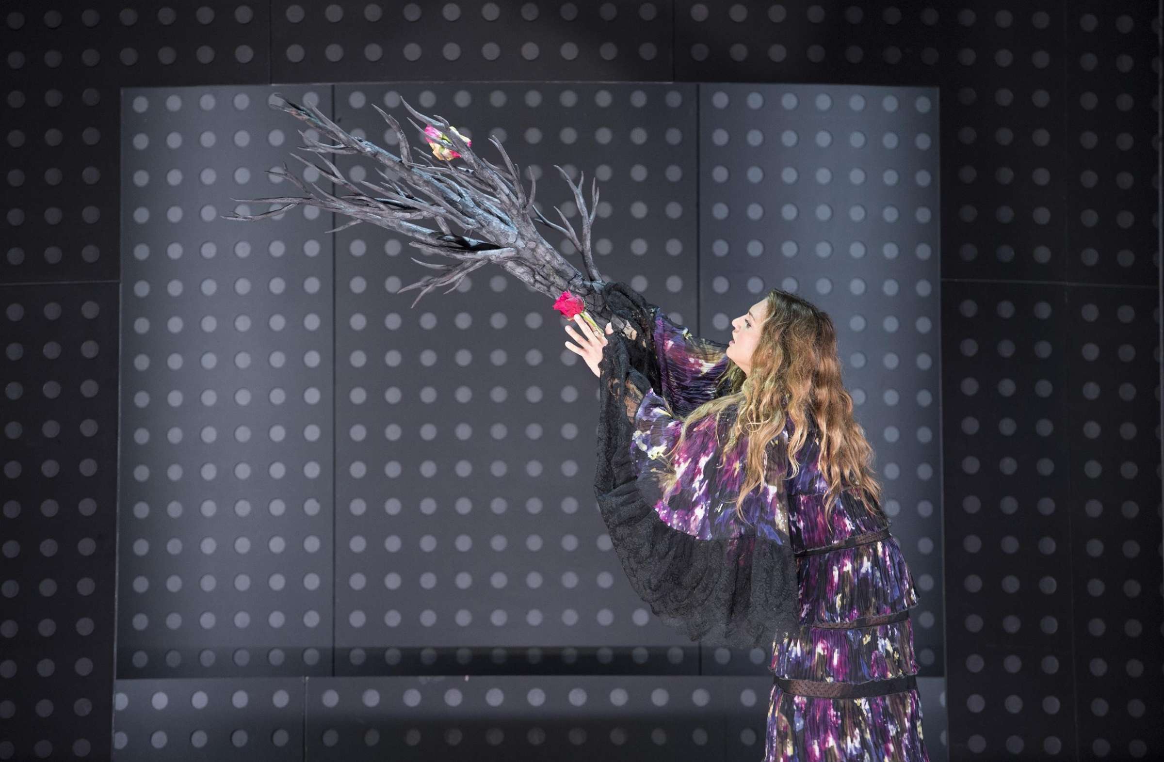 Nadja Mchantaf (Mélisande) in <i>Pelléas et Mélisande</i>, Komische Oper Berlin, 2017 &copy; Monika Rittershaus