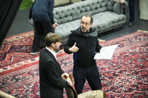 Kosky in rehearsal for <i>Eugene Onegin</i>, 2016 &copy; Jan Windzus