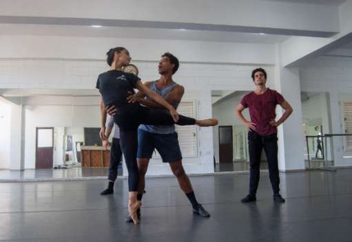 Carlos Acosta rehearses <i>Carmen</i> with dancers of Acosta Danza © Lester Vila Pereira