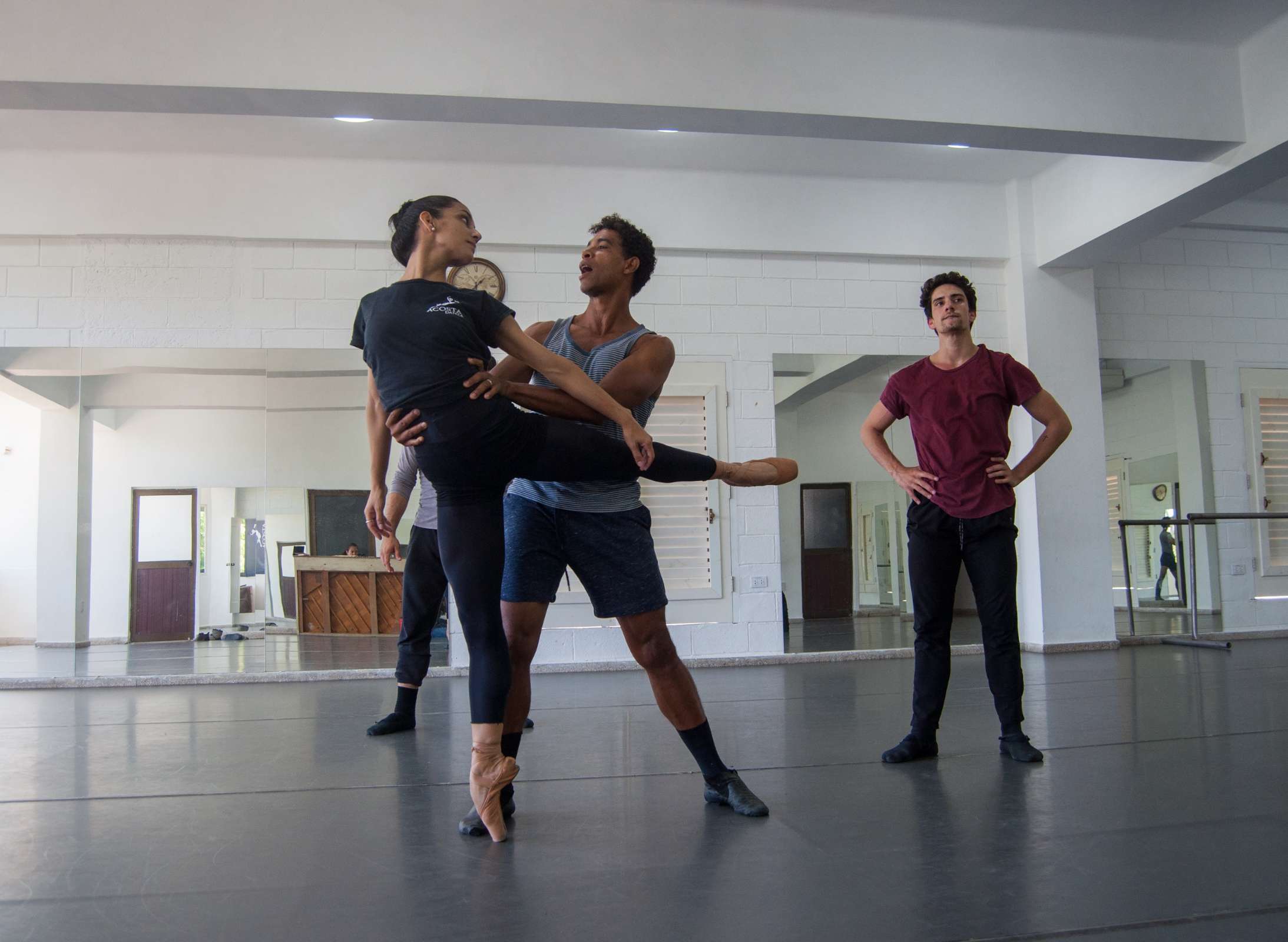 Carlos Acosta rehearses <i>Carmen</i> with dancers of Acosta Danza © Lester Vila Pereira