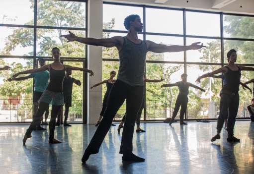 Carlos Acosta leads Acosta Danza in class © Lester Vila Pereira