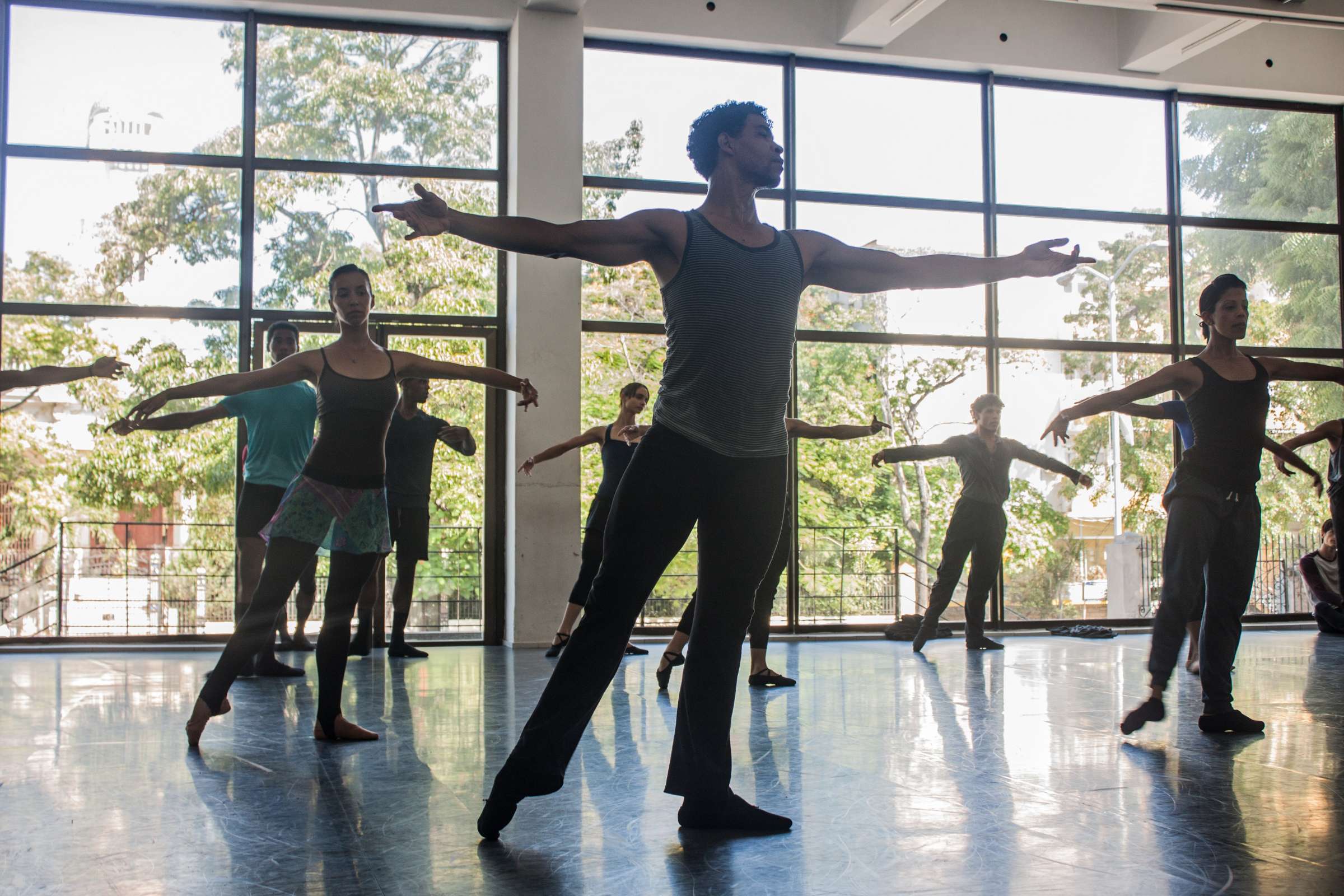 Carlos Acosta leads Acosta Danza in class © Lester Vila Pereira