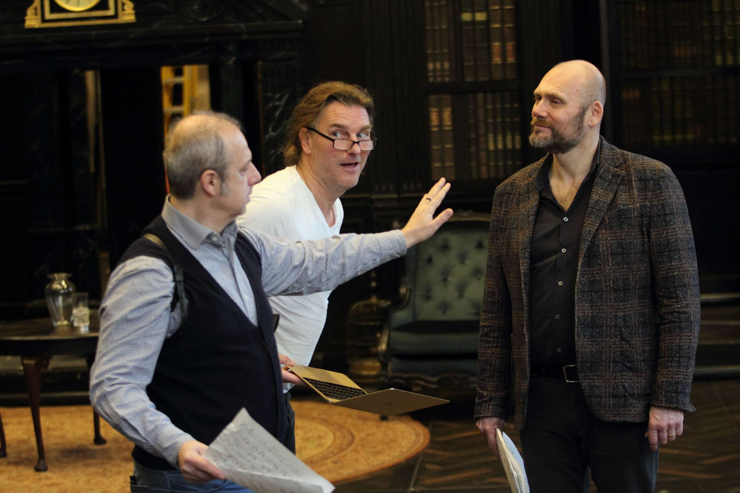 Stefan Herheim rehearsing Vladimir Stoyanov (left) and John Lundgren (right) in <i>Pique Dame</i> © ROH | Catherine Ashmore