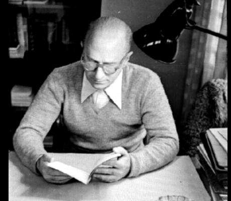 Rodolfo Halffter reading in his study &copy; D.R. Instituto Nacional de Antropología e Historia, México