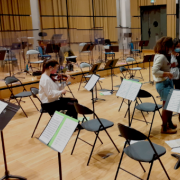 Les musiciens se préparent, devant une forêt de plexiglas... &copy; Pierre Liscia