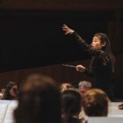 Elim Chan dirige l'Orchestre national de Lyon © Matthieu Joffres