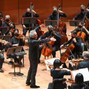 Louis Langrée leads the Mostly Mozart Festival Orchestra &copy; Steven Pisano for Bachtrack