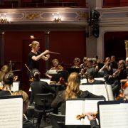 Joana Mallwitz dirigiert die Junge Staatsphilharmonie Nürnberg &copy; Jutta Missbach