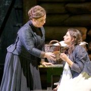 Eliška Weissová (Kostelnička) und Asmik Grigorian (Jenůfa) &copy; Wiener Staatsoper | Michael Pöhn