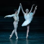 Paul Marque et Valentine Colasante dans Le Lac des cygnes &copy; Yonathan Kellerman / Opéra national de Paris