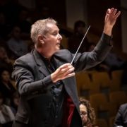 Alexander Liebreich al frente de la Orquestra de València &copy; Live Music Valencia