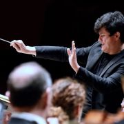 Aziz Shokhakimov dirige la Troisième Symphonie de Mahler &copy; Nicolas Roses