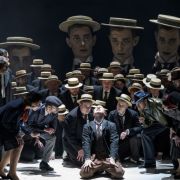 Joseph Dennis (Wenzel Strapinski) and the State Opera Chorus © Národní divadlo | Serghei Gherciu