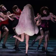La nariz rodeada de bailarines &copy; Javier del Real | Teatro Real