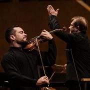 El violinista Marc Bouchkov y el director Ludovic Morlot © May Zircus | L'Auditori