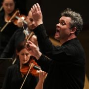 Ryan Wigglesworth conducts the Hallé © Alex Burns | The Hallé