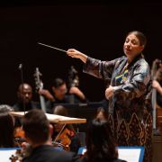 Dalia Stasevska conducts the Philadelphia Orchestra © Margo Reed
