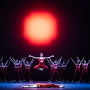 L'Oiseau de feu de Maurice Béjart par le Ballet de l'Opéra de Paris © Julien Benhamou / Opéra national de Paris