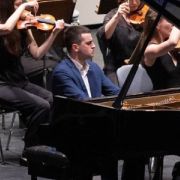 Sandro Gegechkori al piano y Felix Mildenberger en la dirección &copy; Miguel Barreto | Auditorio de Tenerife