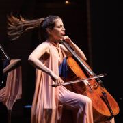 La violonchelista Camille Thomas en la sala de cámara del Auditorio de Tenerife &copy; Miguel Barreto | Auditorio de Tenerife