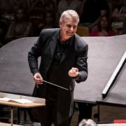 Alexander Liebreich al frente de la Orquesta de València y Víkingur Ólafsson © Live Music Valencia