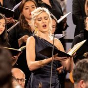 Miriam Kutrowatz mit dem Arnold Schönberg Chor &copy; Nikola Milatovic
