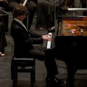 El solista Rafał Blechacz, la Joven Orquesta de Canarias y Víctor Pablo Pérez &copy; Joven Orquesta de Canarias