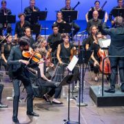 Paul Zientara et Le Cercle de l'Harmonie dirigé par Jérémie Rhorer &copy; Festival Berlioz / Bruno Moussier