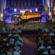 Benjamin Grosvenor dans l'église de La Côte-Saint-André &copy; Festival Berlioz / Bruno Moussier