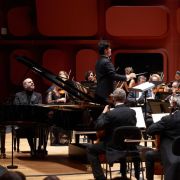 Kirill Gerstein, Aziz Shokhakimov et l'Orchestre philharmonique de Strasbourg © Grégory Massat