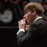 Klaus Mäkelä dirige l'Orchestre de Paris lors du concert d'ouverture de saison &copy; Sophie Le Roux