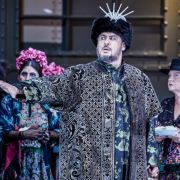 Alexander Tsymbalyuk (Boris Godunov) and the Chor der Hamburgischen Staatsoper &copy; Brinkhoff | Mögenburg